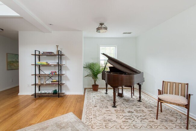 Foto del edificio - 75 Whitsett Rd