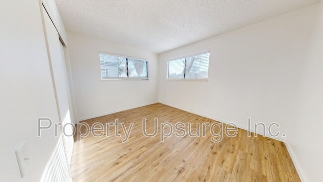 Building Photo - 915 Lakeside Dr