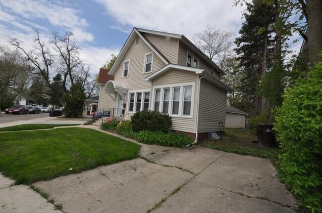 Building Photo - 921 Sylvan Ave