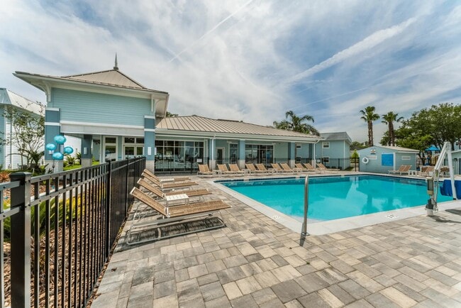 Clubhouse & Pool SURF A1A - Surf Apartments