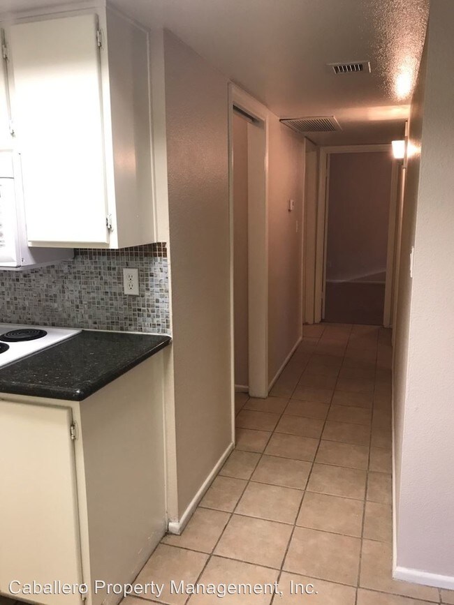 Building Photo - 4821 S La Rosa Dr