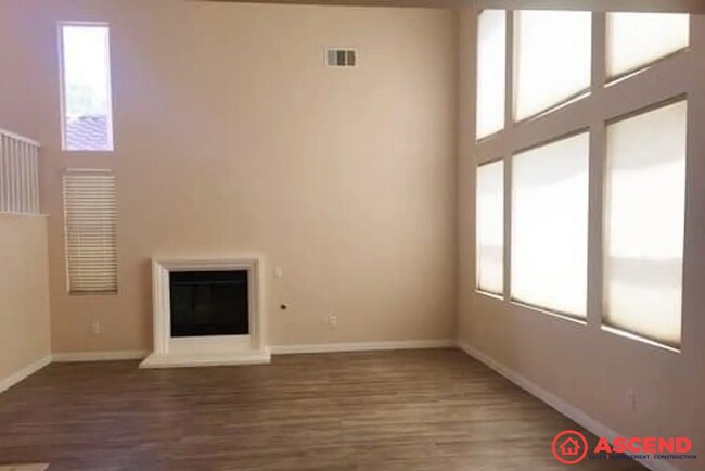 Foto del edificio - Charming 4-Bedroom, 2.5-Bath Home in 93311 – Gardener Included!