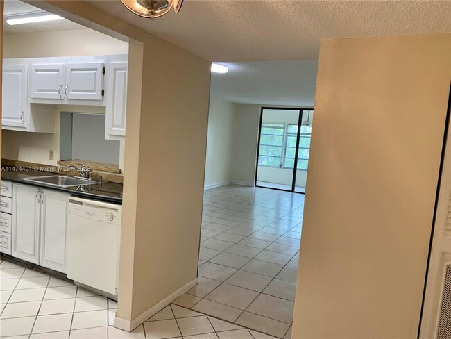 Building Photo - 2840 Somerset Dr
