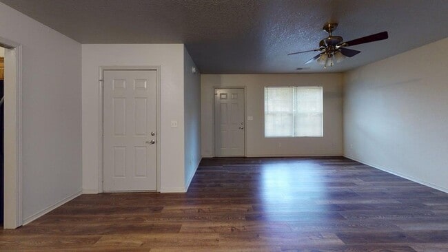 Building Photo - 1709 Redbud Dr