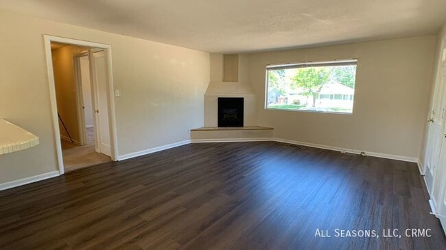 Building Photo - 2221 Bonfoy Avenue