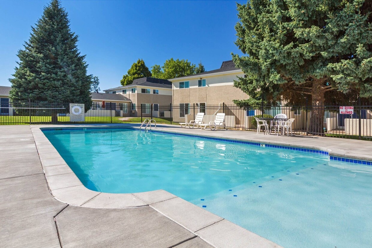 Aspen Townhomes Apartments 4215 E Pikes Peak Ave Colorado Springs, CO