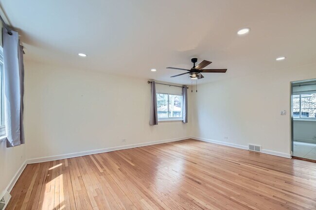 Foto del edificio - 1542 W Fargo Ave