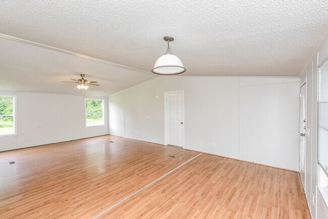 Building Photo - Double wide and magnificent Mobile Home in...