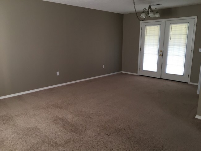 Sala de estar - 6670 Rose Ln