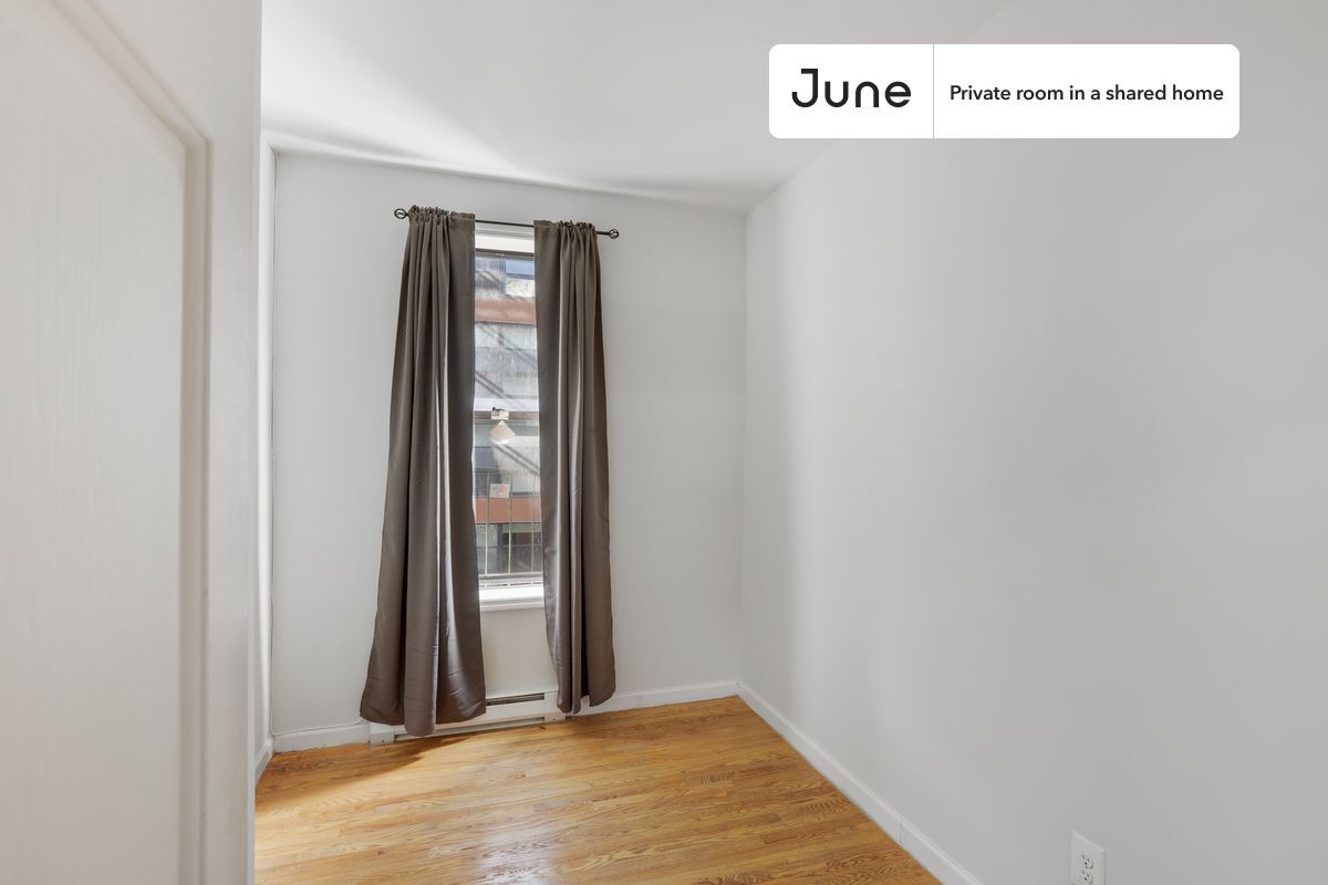 Foto principal - Private bedroom in 3 bed/1 bath Home