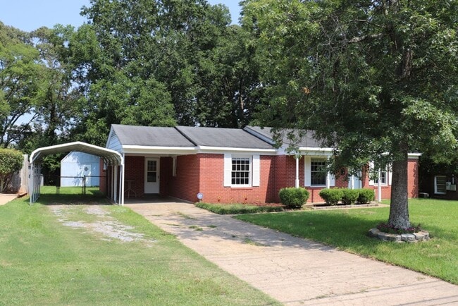Building Photo - Charming 3-Bedroom + BONUS SUNROOM