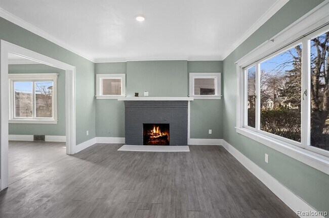 Building Photo - 214 E Hazelhurst St