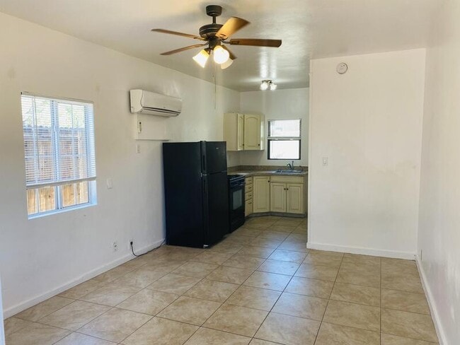 Building Photo - 2425 N Santa Rita Ave