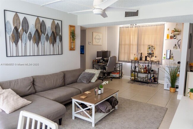 Foto del edificio - 3500 Blue Lake Dr