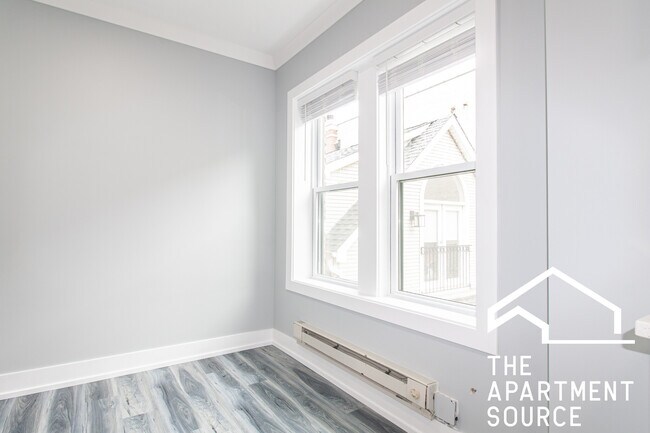 Building Photo - 3821 N Greenview Ave