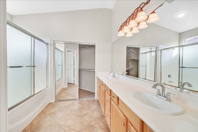 Foto del edificio - 3 Bedroom, Single Story Home in Seven Hills