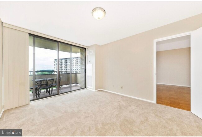 Foto del edificio - 5225 Pooks Hill Rd