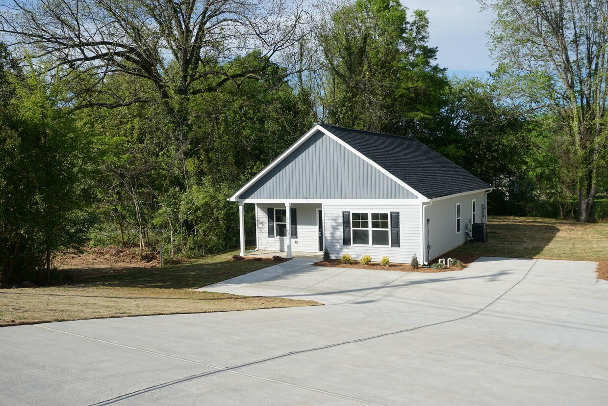 Primary Photo - 3916 Freedom Dr