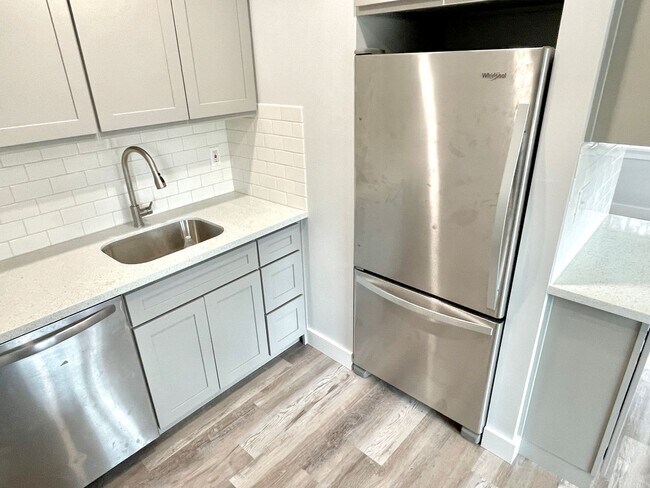 Foto del edificio - Powellhurst-Gilbert Remodeled Bungalow, Fenced Yard, Off-Street Parking, In-Unit Laundry
