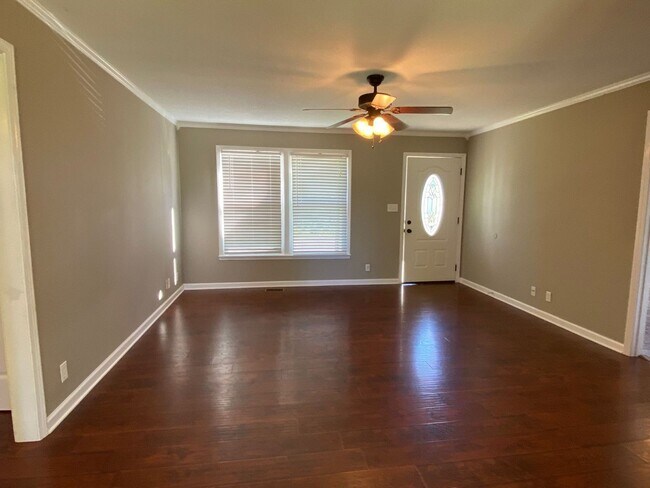 Building Photo - $1500 3 Bedroom 2 Bath Modern Brick Home!