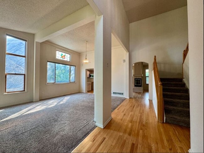 Building Photo - Available October 10th is this open layout 5 bedroom home in Green Mountain!