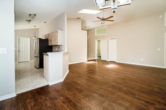 Foto del edificio - 996 Maple Ct