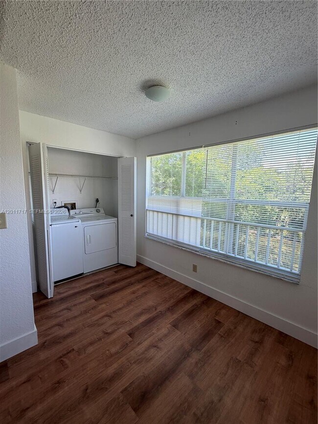 Building Photo - 643 Vista Isles Dr
