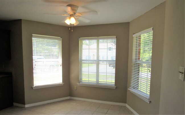 Comedor - 1700 Lake Mars Ave