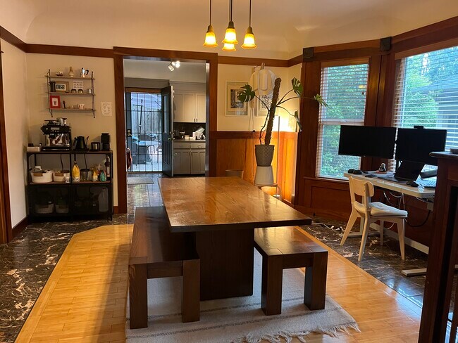 Amplio comedor/oficina de trabajo. - 1867 SW 14th Ave