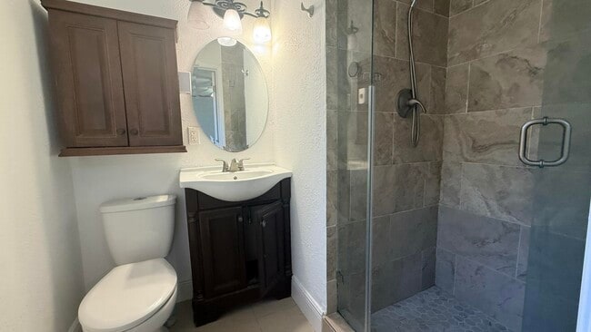 Building Photo - 103 SW 3rd Ave