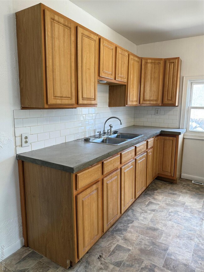 Foto del edificio - 657 Eatontown Rd