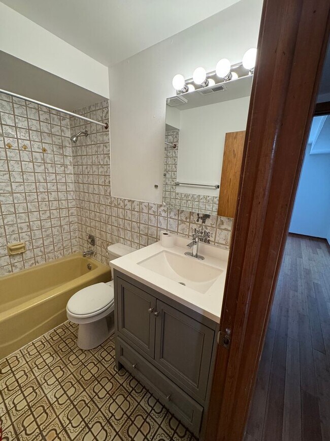 Foto del edificio - Spacious 2BR Townhome in West Ridge – 1,80...