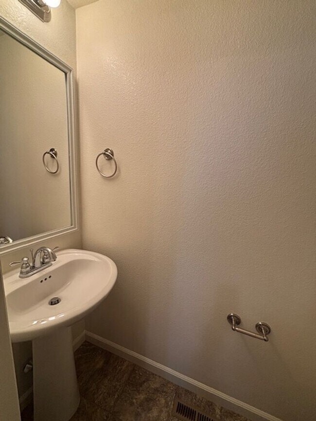 Building Photo - 4 Bedroom 3.5 Bath Townhome in Saddle Ridg...