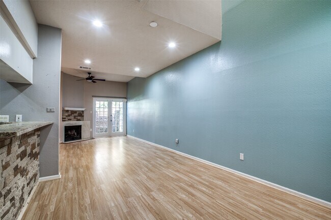 Foto del edificio - 800 Country Pl Dr