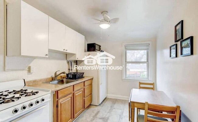 Foto del edificio - 3219 Taylor Ave