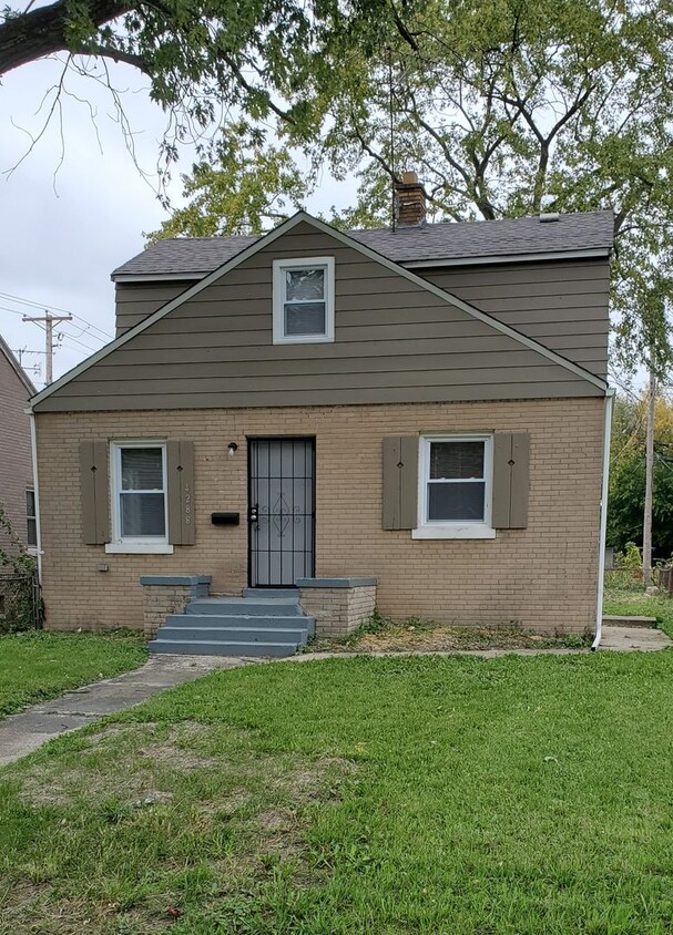 Primary Photo - Large Home with 3 Levels