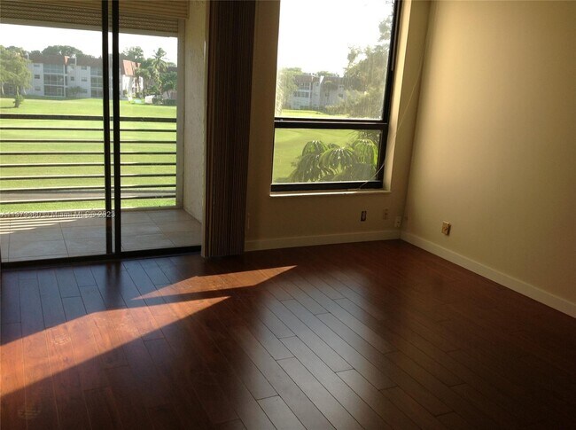 Foto del edificio - 7950 W McNab Rd