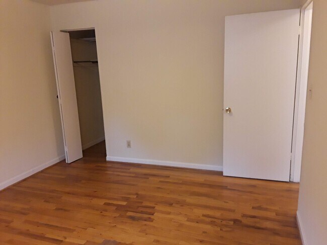 Foto del edificio - 5947 Belmont Ave