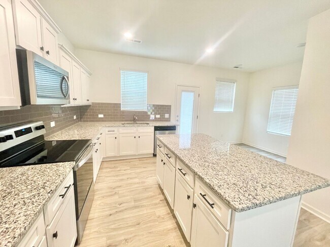 Building Photo - 3 Bedroom 2.5 bathroom Townhome Jake Alexa...