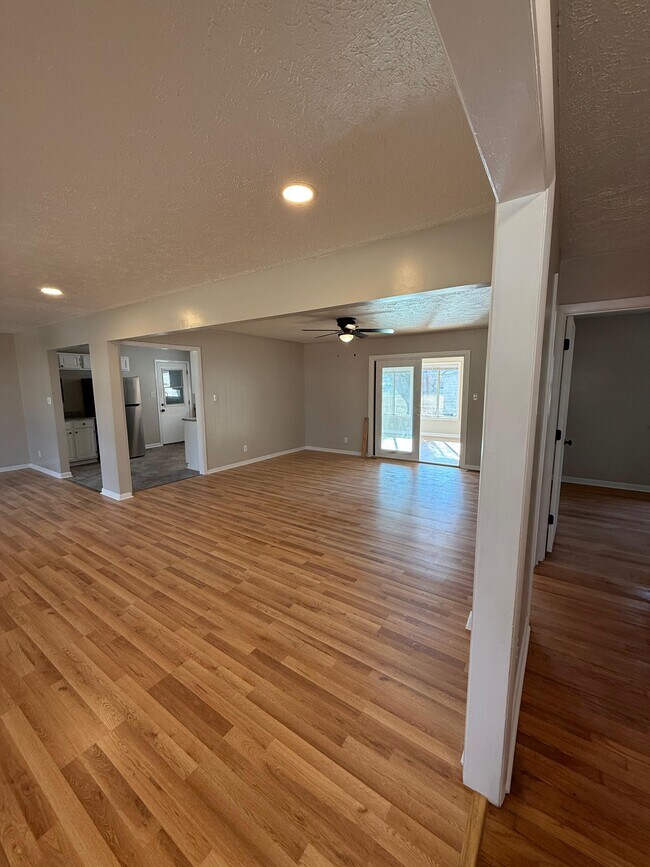 Foto del edificio - 1039 Kingsley Rd