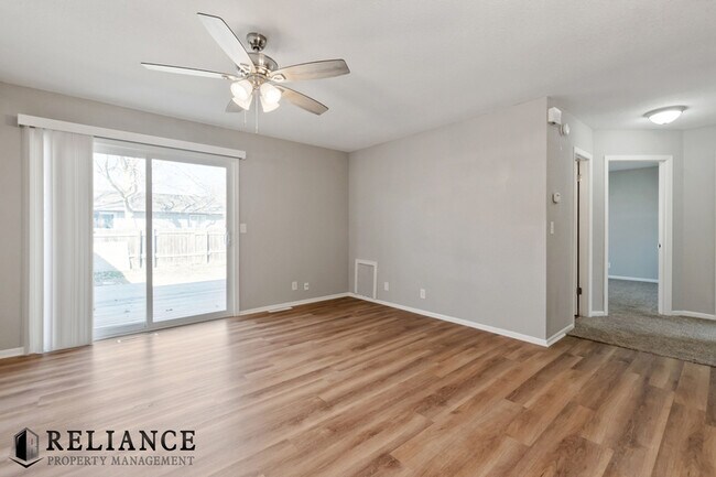 Foto del edificio - 8712 Lakeland Cir