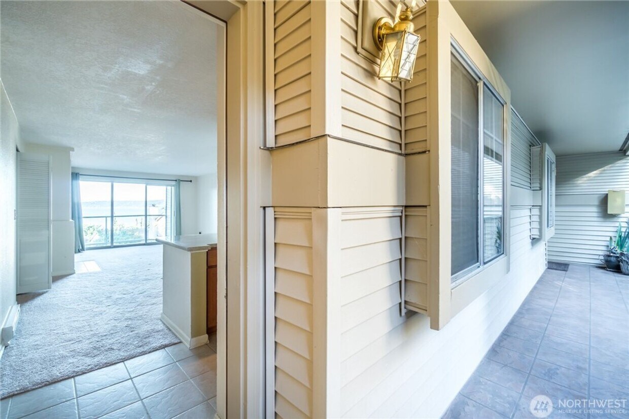 Primary Photo - Lake Sammamish View Condo For Lease