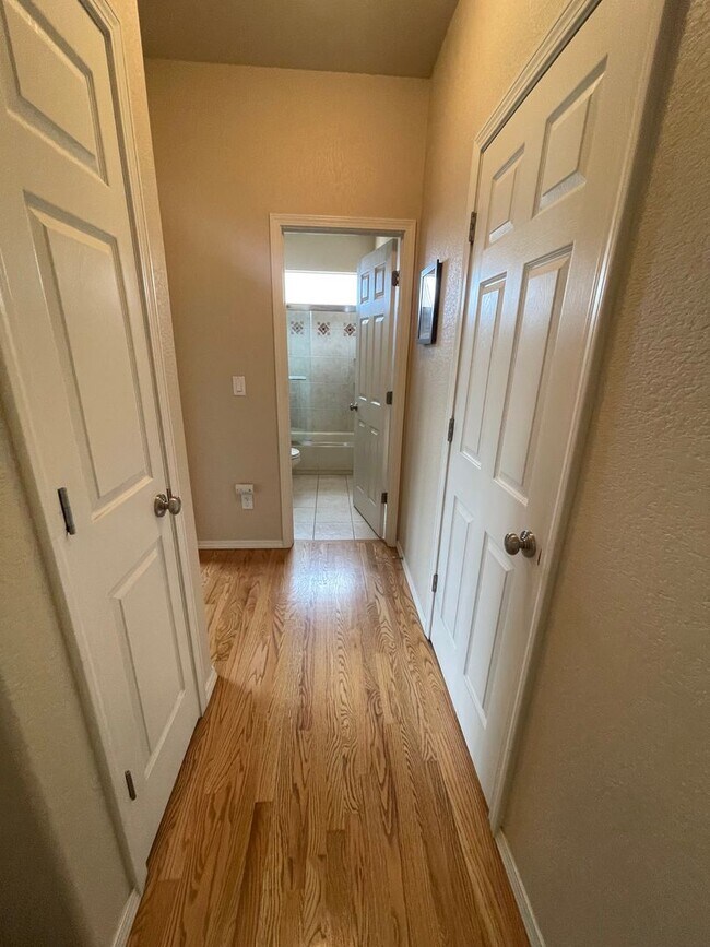 Building Photo - 5 Bedroom Rancher with Pikes Peak Views
