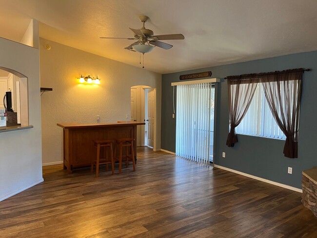 Building Photo - Charming Three Bedroom in Eagle Ridge, Pre...