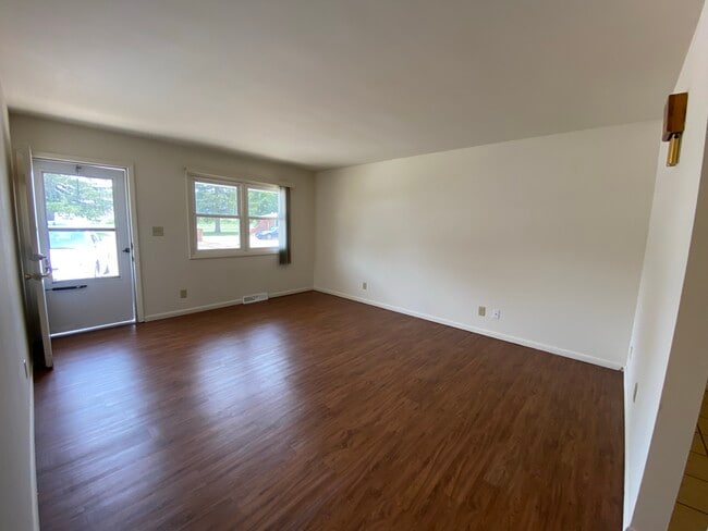 Building Photo - 211 S Pfeffer Rd