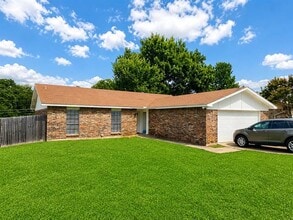 Building Photo - 2304 Chinaberry Dr