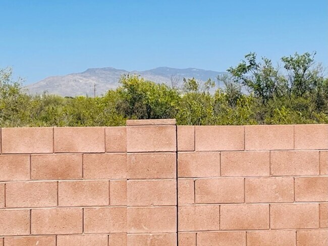 Building Photo - 4 Bedroom Home with Pool in Vail School Di...