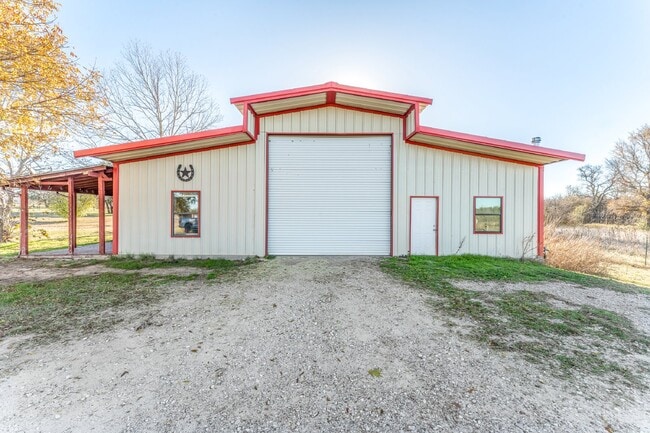 Building Photo - Horse property with shop in country oasis