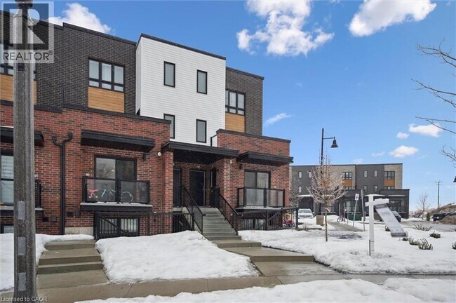 Photo du bâtiment - 239 Chapel Hill Dr