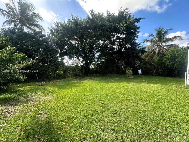 Foto del edificio - 21870 NW 1st St